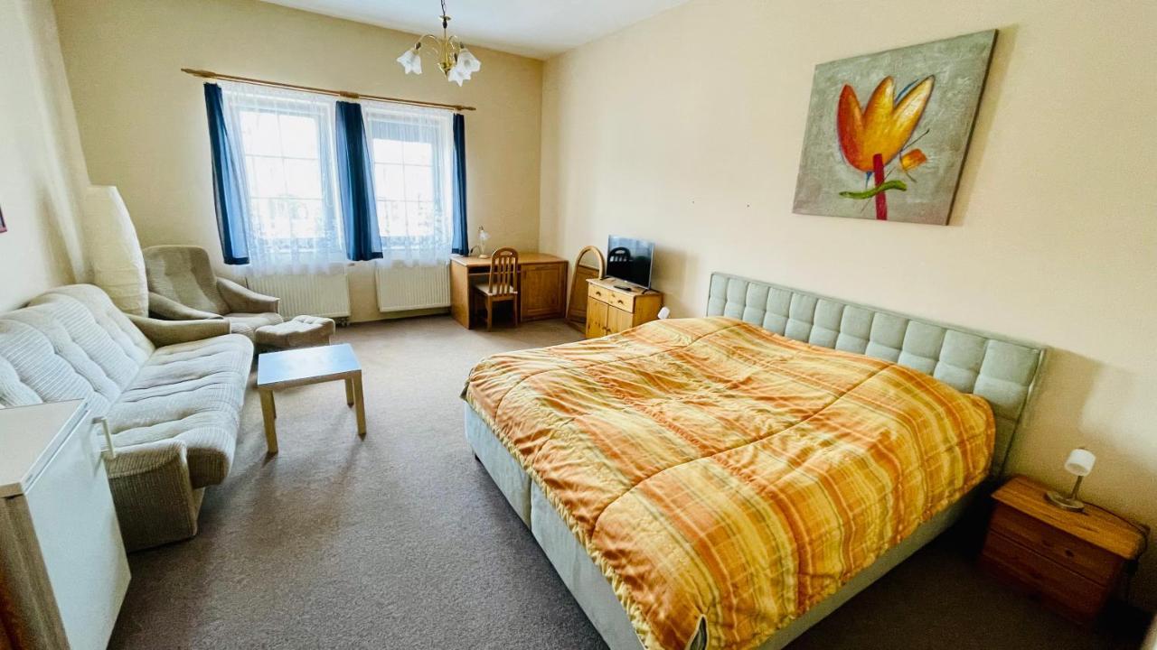 Hotel Kralovsky Dvur Hořice エクステリア 写真